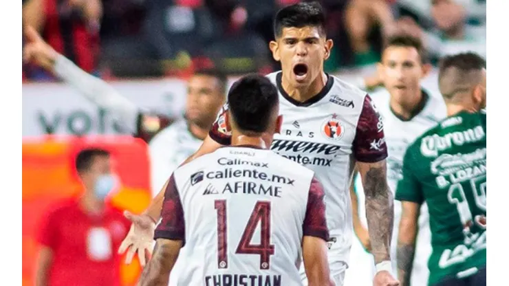 Esteban Pavez anotó un gol polémico en México