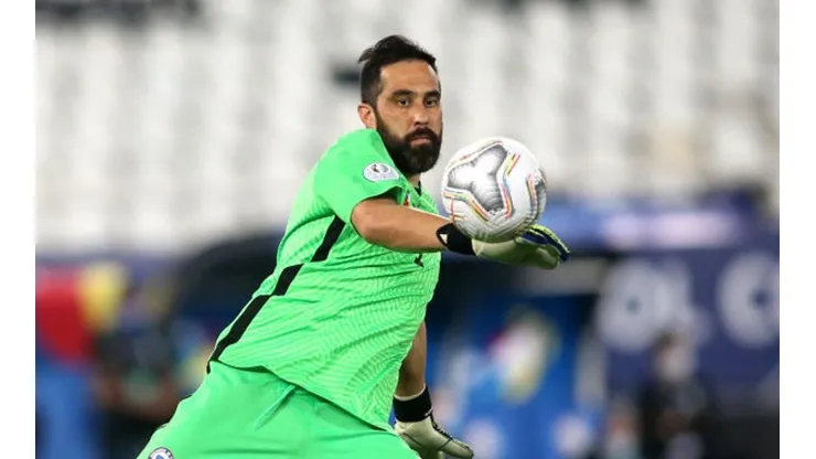 Claudio Bravo no se excusa en la altitud ni el clima y cree que Chile aún se puede clasificar.