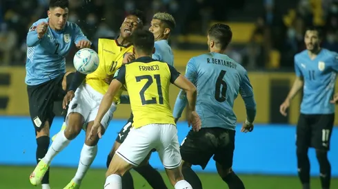 El momento de la falta de José María Giménez en contra de Michael Estrada, que no fue cobrada como penal en el Uruguay vs Ecuador. Foto: Getty Images