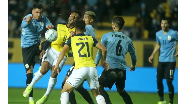 El momento de la falta de José María Giménez en contra de Michael Estrada, que no fue cobrada como penal en el Uruguay vs Ecuador. Foto: Getty Images