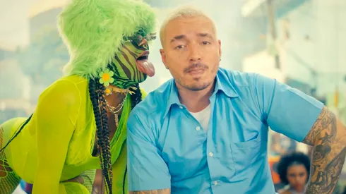 J Balvin y Tokischa en el video de su más reciente colaboración.