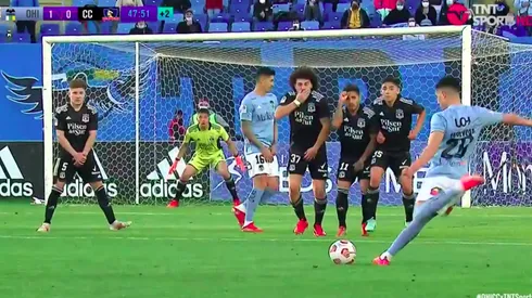 Matías Sepúlveda se prepara para sacar la zurda y marcarle un golazo a Colo Colo.