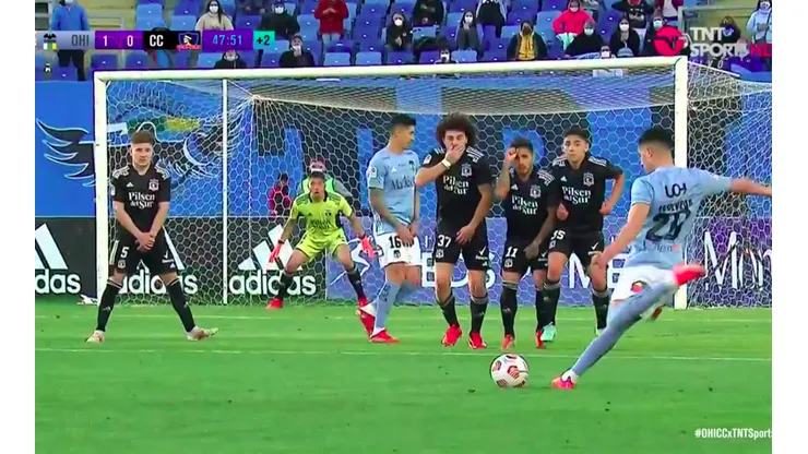 Matías Sepúlveda se prepara para sacar la zurda y marcarle un golazo a Colo Colo.