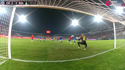 Weverton tapó en doble instancia lo que pudo ser el gol de la selección chilena.