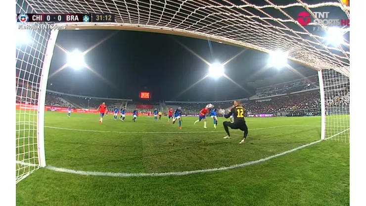 Weverton tapó en doble instancia lo que pudo ser el gol de la selección chilena.