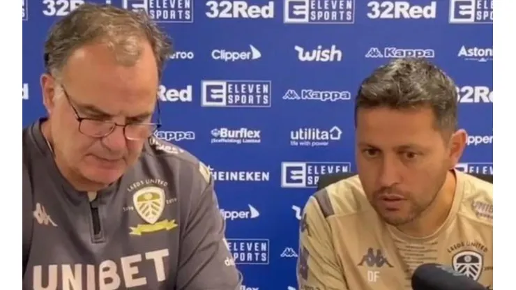 Marcelo Bielsa en una conferencia con su traductor Diego Flores.