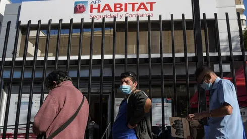 No todos los chilenos tienen saldo para un eventual cuarto retiro de fondos. (Foto: Agencia Uno).