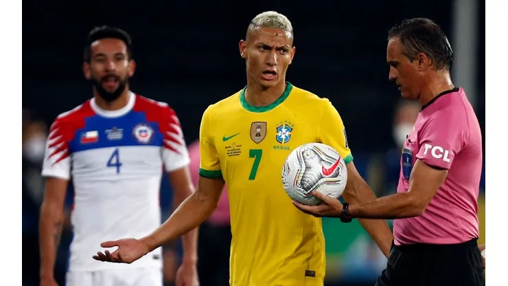 Chile y Brasil pueden perder más de 15 jugadores si se impide que viajen a las Eliminatorias Sudamericanas para Qatar 2022. Se enfrentan el 2 de septiembre