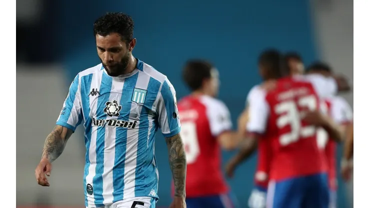 Racing de los chilenos Eugenio Mena y Gabriel Arias no vive un buen momento.
