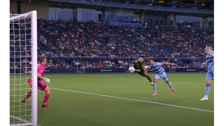 Felipe Mora marca golazo de cabeza frente al Kansas City