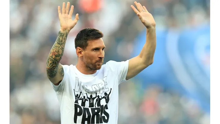 Lionel Messi vitoreado por la parcialidad del PSG en el Estadio Parque de los Príncipes