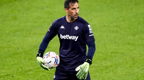 Bravo se quedó en la banca en el estreno del Betis esta temporada