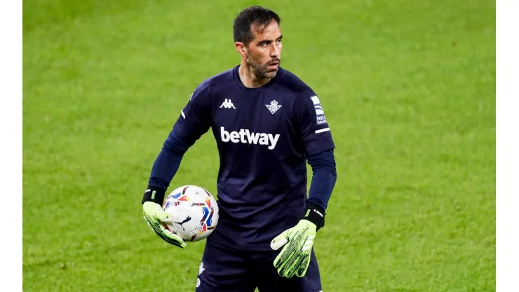 Bravo se quedó en la banca en el estreno del Betis esta temporada