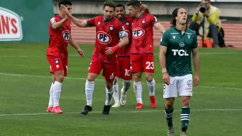 Huachipato goleó a Santiago Wanderers y el Decano se hunde más.