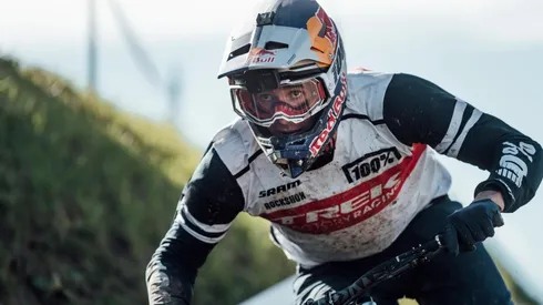 Pedro Burns, atleta del Enduro World Series, se recupera en su hogar tras una caída.