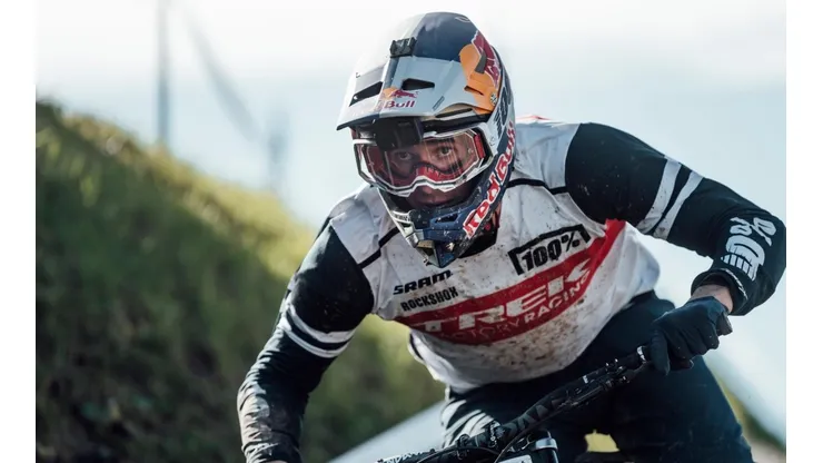 Pedro Burns, atleta del Enduro World Series, se recupera en su hogar tras una caída.