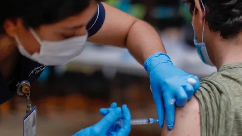 De acuerdo con el ministro de Salud, Enrique Paris, "según Our World in Data aparecemos en el primer lugar del mundo por el avance de la población vacunada contra el Covid-19".