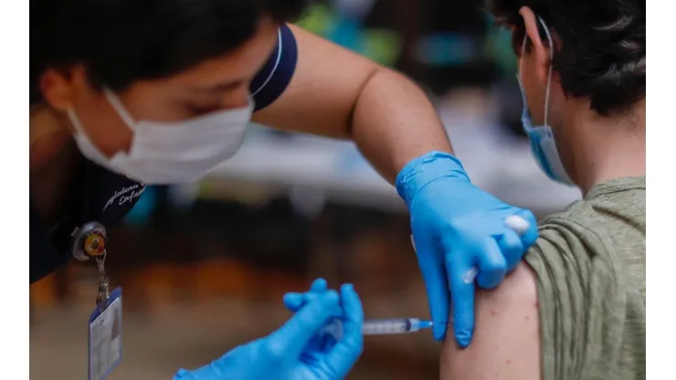De acuerdo con el ministro de Salud, Enrique Paris, "según Our World in Data aparecemos en el primer lugar del mundo por el avance de la población vacunada contra el Covid-19".