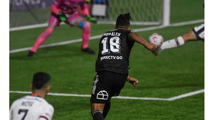 Colo Colo goleó a Melipilla y queda a un punto de la cima.