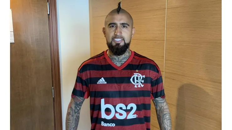 Arturo Vidal posando con la camiseta de Flamengo hace unos meses.
