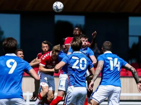 Insólito: se pone la camiseta del rival y marca contra su equipo