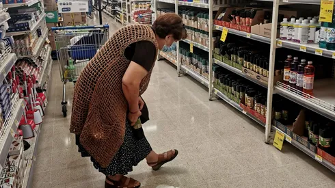 Locales varían horario de cierre según fase regional y día de la semana. Foto: Agencia Uno