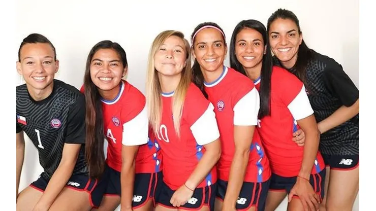 La camiseta olímpica de la selección chilena femenina para jugar Tokio 2020.