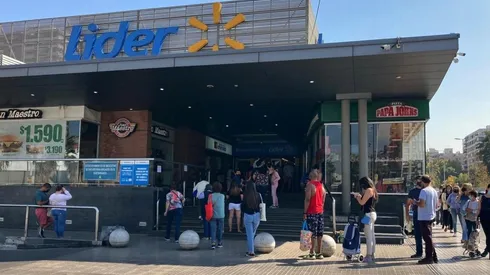 Personas haciendo compras en el supermercado Líder de Irarrázaval