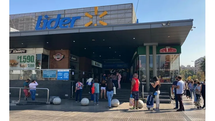Personas haciendo compras en el supermercado Líder de Irarrázaval