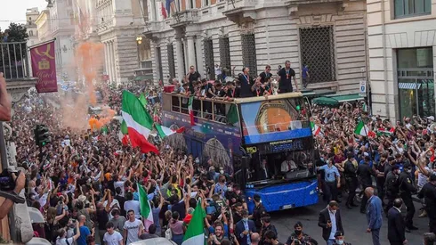 La selección italiana arriba de un bus por las calles de Roma