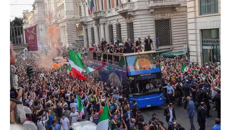 La selección italiana arriba de un bus por las calles de Roma