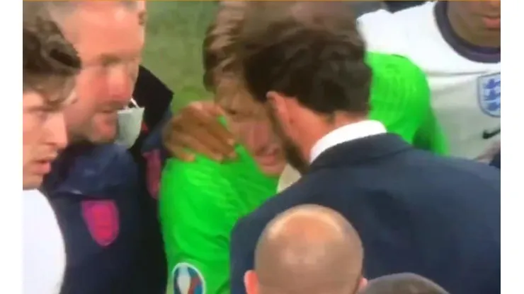 Pickford conversando con Southgate antes de la tanda de penales