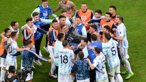 Emiliano Martínez el héroe y en los festejos de la prensa argentina.