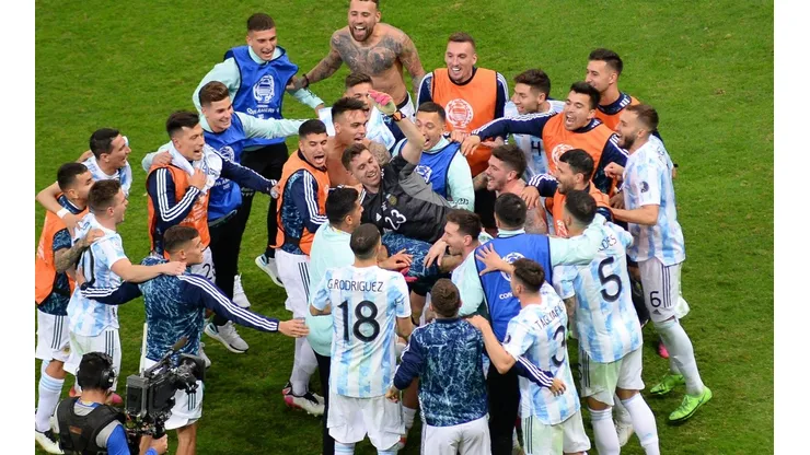 Emiliano Martínez el héroe y en los festejos de la prensa argentina.