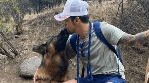 Mark González en el cerro junto a su perro