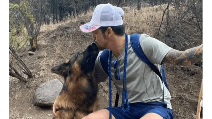Mark González en el cerro junto a su perro