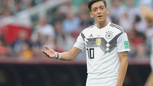Löw sorprende al criticar a Özil.