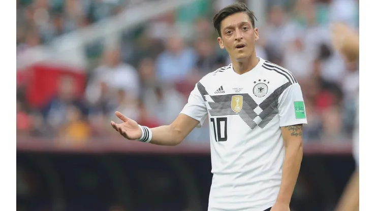 Löw sorprende al criticar a Özil.