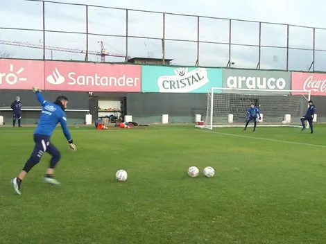Claudio Bravo practicó tiros libres y marcó un golazo al ángulo