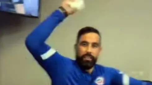 Claudio Bravo salió en defensa de su alma máter en el bautizo de los jugadores debutantes de la selección chilena