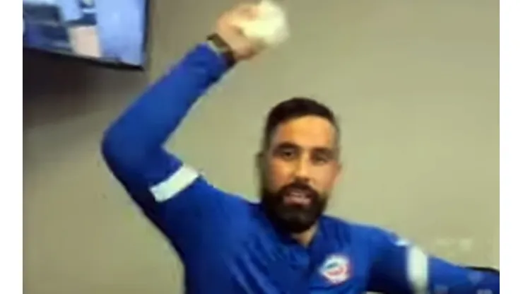 Claudio Bravo salió en defensa de su alma máter en el bautizo de los jugadores debutantes de la selección chilena