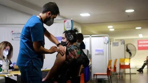 La vacunación es imprescindible para reducir la cantidad de casos activos en el país.