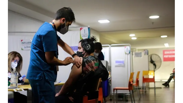 La vacunación es imprescindible para reducir la cantidad de casos activos en el país.