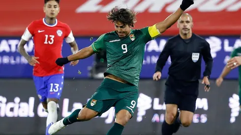 Iván Zamorano le cae con todo al árbitro paraguayo Eber Aquino.