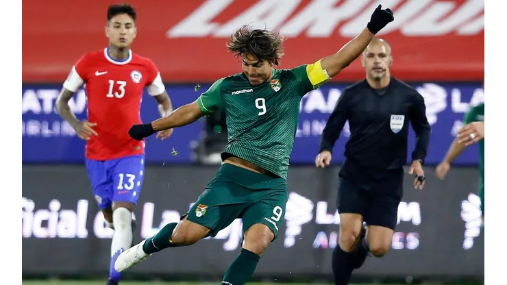 Iván Zamorano le cae con todo al árbitro paraguayo Eber Aquino.