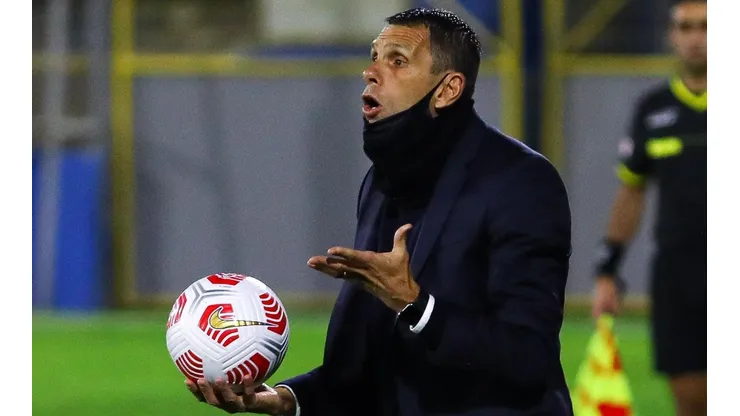Gustavo Poyet en el triunfo de la UC ante Cobresal.