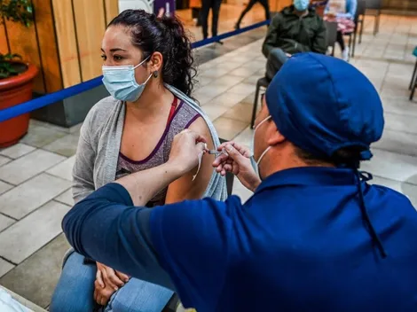 ¿Se puede tomar alcohol con la vacuna Pfizer?