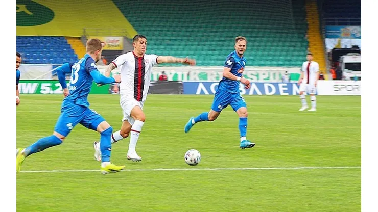 Enzo Roco tuvo una gran temporada en el fútbol de Turquía y ahora aparece en la órbita del Napoli9