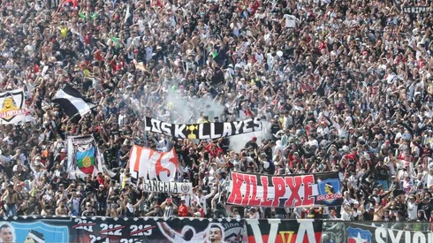 Barristas de Colo Colo acudieron al mall para pedir la vuelta a los estadios