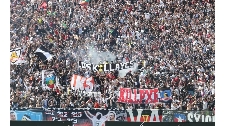 Barristas de Colo Colo acudieron al mall para pedir la vuelta a los estadios
